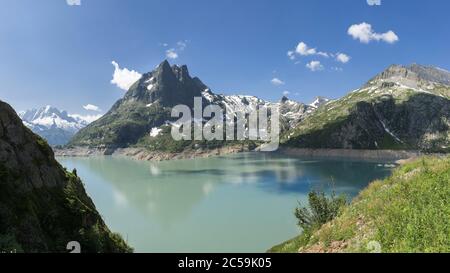 Schweiz, Wallis, Trienttal, Finhaut, Emosson See, Panoramablick auf Emosson See, die Pointe de la Finive (2833m) und die Aiguille du Van (2578m), der Grand Perron (2673m) auf der linken Seite, wir erraten am unteren linken Rand die Verte (4121m) und die Drus (3754m). Stockfoto