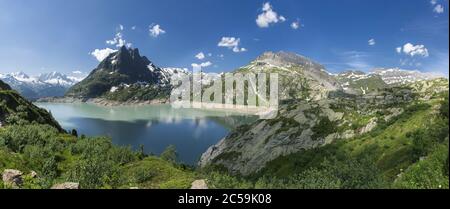 Schweiz, Wallis, Trienttal, Finhaut, Emosson See, Panoramablick auf Emosson See, die Pointe de la Finive (2833m) und die Aiguille du Van (2578m), der Grand Perron (2673m) auf der linken Seite, wir erraten am unteren linken Rand die Verte (4121m) und die Drus (3754m). Stockfoto