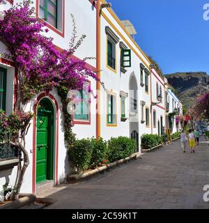 PUERTO DE MOGAN, GRAN CANARIA - 19. FEB 2014: Strasse mit weißen Häusern colonia in Puerto de Mogan, Spanien. Lieblingsurlaubsort für Touristen Stockfoto