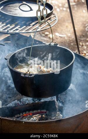 Rauchen Hühnerbrühe über offenem Holzfeuer gekocht Stockfoto
