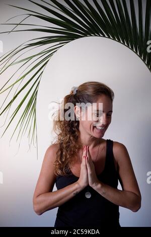 Frau macht Yoga Pose zu Hause mit weißem Hintergrund Stockfoto