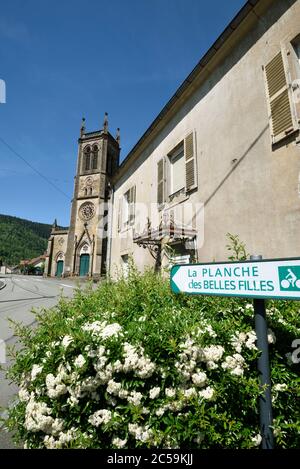 Frankreich, Haute Saone, Plancher les Mines, Rue des Vosges, Saint Nicolas Kirche aus dem 19. Jahrhundert, Haus, Schild La Planche des Belles Filles, Fahrrad-Zeichnung Stockfoto