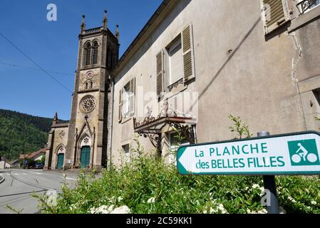 Frankreich, Haute Saone, Plancher les Mines, Rue des Vosges, Saint Nicolas Kirche aus dem 19. Jahrhundert, Haus, Schild La Planche des Belles Filles, Fahrrad-Zeichnung Stockfoto