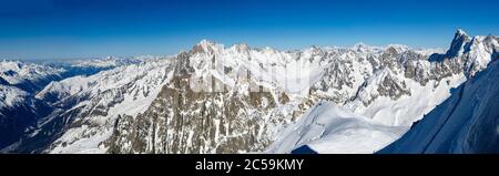 Frankreich, Haute Savoie, Chamonix Mont Blanc, Aussichtspunkt auf einigen mythischen Gipfeln der Alpen von einer der Terrassen der Aiguille du Midi (3842m) aus gesehen Stockfoto