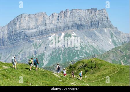 Frankreich, Haute Savoie, Chamonix, Les Houches, Massiv des aiguilles Rouges, Wanderer an der Aiguillette des Houches (2285m), im Hintergrund die Rochers des Fiz mit, von links nach rechts, der Marteau (2289m), der Pointe d'Ayères Sud (2610m), die Jumelles (2692m), Die Pointe de la Ratelière (2708m) und schließlich die Pointe d'Anterne (2733m) Stockfoto