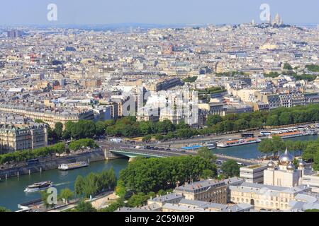 Frankreich, Paris, Blick vom Eiffelturm auf die orthodoxe Kathedrale der Heiligen Dreifaltigkeit, Pont de l'Alma und den Cours Albert 1er mit Montmartre im Hintergrund Stockfoto