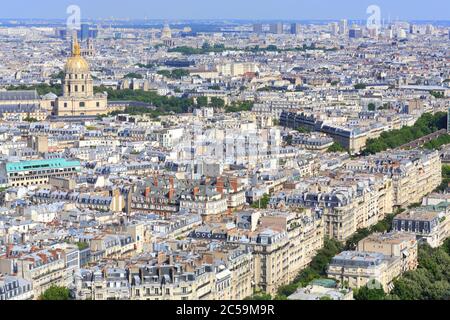 Frankreich, Paris, Blick vom Eiffelturm auf das Gros-Caillou Viertel, das 7. Arrondissement und das Hôtel des Invalides mit dem Pantheon im Hintergrund Stockfoto