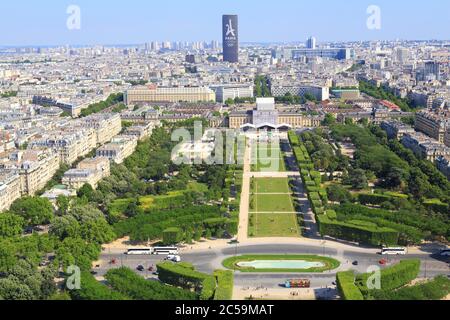 Frankreich, Paris, Blick vom Eiffelturm auf den Champ-de-Mars (7. Arrondissement) und den Montparnasse-Turm (15. Arrondissement) Stockfoto