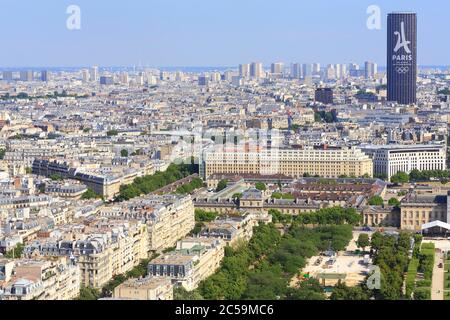 Frankreich, Paris, Blick vom Eiffelturm auf den Champ-de-Mars, das 6. Und 7. Arrondissement und im Hintergrund der Montparnasse-Turm (15. Arrondissement) Stockfoto