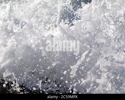 Ein Spritzer Meereswelle am Strand, Nahaufnahme Details Stockfoto