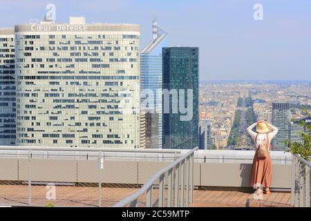 Frankreich, Hauts de seine, La Defense, Blick vom Dach des Grande Arche auf die Türme des C½ur Défense (2001) und den Turm der CB21 mit dem Triumphbogen im Hintergrund Stockfoto