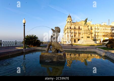 Spanien, Katalonien, Costa Daurada, Tarragona, das mediterrane Tor am Ende der Rambla Nova und das Roger de Lluria Denkmal Stockfoto