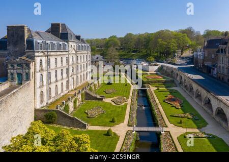 Frankreich, Morbihan (56), Golfe du Morbihan, Vannes, Stadtmauer, Garten und Hermine Burg (Luftaufnahme) Stockfoto