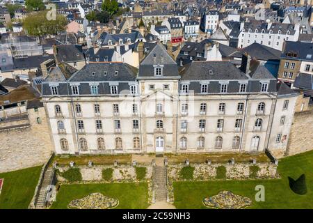 Frankreich, Morbihan (56), Golfe du Morbihan, Vannes, Stadtmauer, Garten und Hermine Burg (Luftaufnahme) Stockfoto