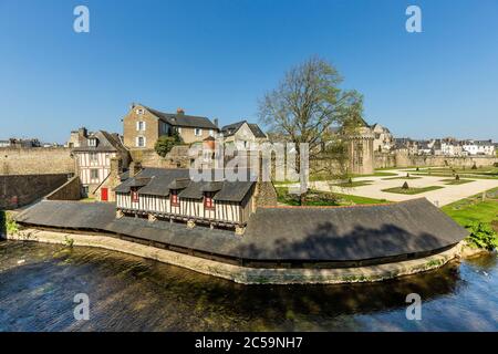 Frankreich, Morbihan (56), Golfe du Morbihan, Vannes, die Stadt während der Eindämmung, Wälle, ehemalige Wäschereien la Marle Fluss und der Connetable Tower im Hintergrund Stockfoto