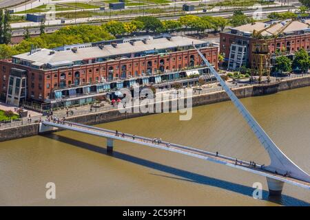 Argentinien, Buenos Aires, Puerto Madero, die Puente de la Mujer, die vom spanischen Architekten Santiago Calatrava entworfen wurde, ist sein einziges Werk in Lateinamerika, es liegt an der Anlegestelle Nr. III Stockfoto