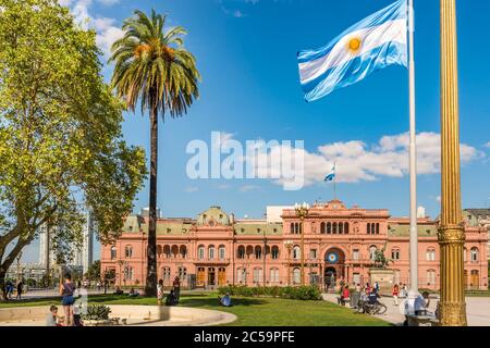 Argentinien, Provinz Buenos Aires, Buenos Aires, Plaza de May, Casa Rosada, Sitz der argentinischen Exekutive mit seinem eklektischen Stil Gebäude (1898) und im Vordergrund die Reiterstatue des Generals Manuel Belgrano Schöpfer der argentinischen Flagge Stockfoto