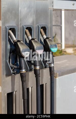 Alte und gebrauchte Benzin- und Dieselpumpen Stockfoto