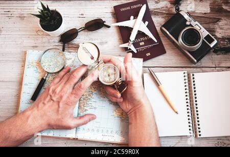 Young man plant Weltreise mit Vintage-Reisekarte - Backpacker guy auf der Suche nach einem neuen Land zu erkunden - Reise Trends, Globetrotter und Holid Stockfoto