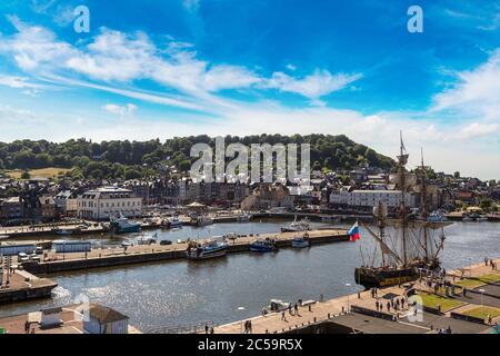 Panorama-Luftaufnahme von Honfleur Hafen in einem schönen Sommertag, Frankreich Stockfoto