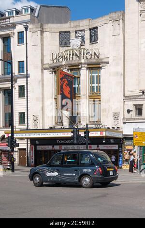 Traditionelles schwarzes Taxi vor dem Dominion Theater im Londoner West End Stockfoto