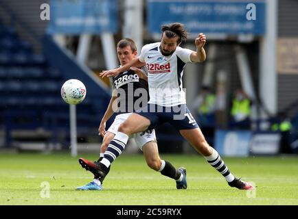 Derby County's Jason Knight (links) und Preston North End's Joe Rafferty kämpfen während des Sky Bet Championship Matches in Deepdale, Preston, um den Ball. Stockfoto