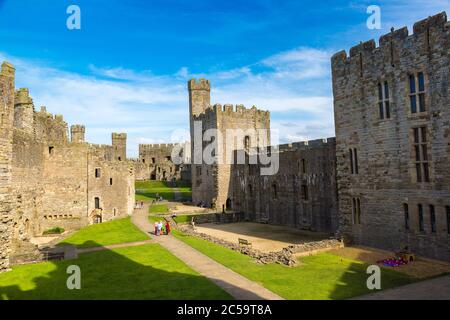 Caernarfon Castle in Wales an einem schönen Sommertag, Vereinigtes Königreich Stockfoto