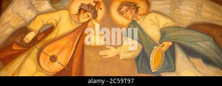 BARCELONA, SPANIEN - 3. MÄRZ 2020: Das Gemälde der Engel mit den Musikinstrumenten in der Kirche Santuario Nuestra Senora del Sagrado Corazon. Stockfoto