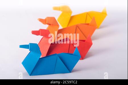 Farbenfroher Origami-Schwan. Isoliert auf weißem Hintergrund. Stockfoto