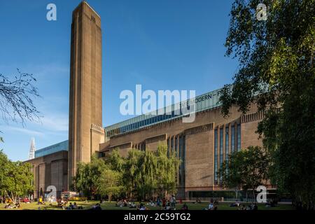 Schräge Ansicht von der Nordseite mit dem Shard im Hintergrund. Tate Modern, London, Großbritannien. Architekt: Sir Giles Gilbert Scott, Herzog de Meu Stockfoto