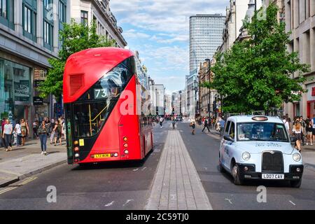 Typischer Taxi- und Doppeldeckerbus an der Oxford Street, der größten Einkaufsstraße Europas Stockfoto