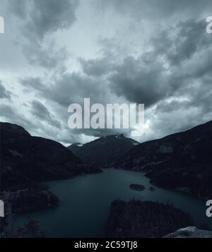 Dramatische Wolken bewegen Sie sich über Diablo Lake, North Cascades National Park, Washington Stockfoto