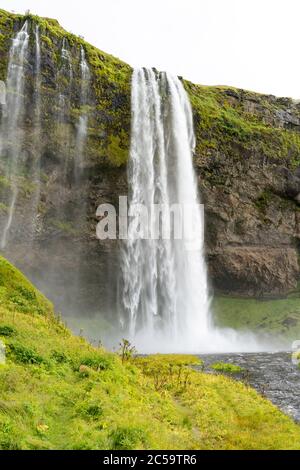 Seljalandsfoss Wasserfall an einem düsteren Sommertag in Island Stockfoto