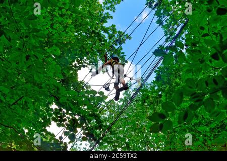 Mädchen auf einem Seilgarten im Klettergarten Ropetech in Bern, der nach der Schweizer Coronavirus-Sperre wieder eröffnet wird Stockfoto