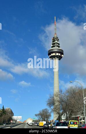 MADRID - MAR 3, 2014: Torrespana wörtlich Spanien Turm ist ein 231 m Stahl-und Beton-Fernsehturm in Madrid, Spanien Stockfoto