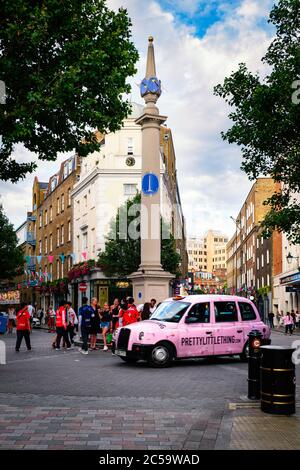 Street Scene im trendigen Seven Dials Viertel im Zentrum von London Stockfoto