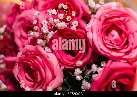 Festlicher Strauß von großen rosa Rosen Nahaufnahme Stockfoto