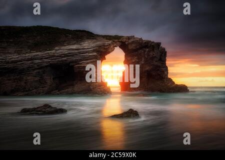 Spektakulärer Sonnenuntergang in Las Catedrales Beach, Ribadeo, Galicien, Spanien Stockfoto