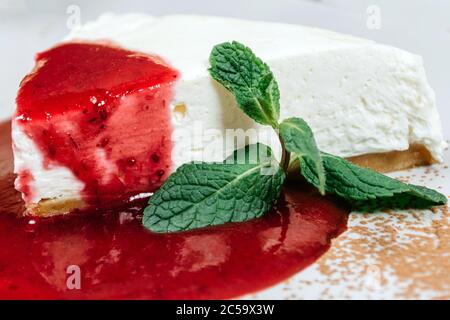 Eis mit Erdbeermarmelade und Kräutern Stockfoto