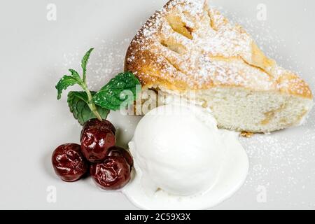 Eisdessert mit Kirschen und Kräutern Stockfoto