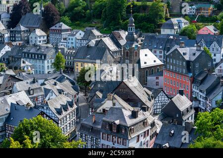 Skyline der Stadt Monschau, in der Eifel, Fachwerkhäuser, NRW, Deutschland Stockfoto