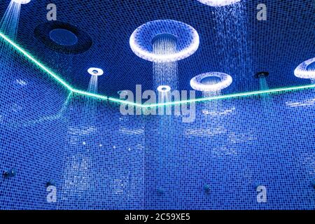 Decke in einem blauen Duschraum mit dynamischer LED-Beleuchtung Stockfoto