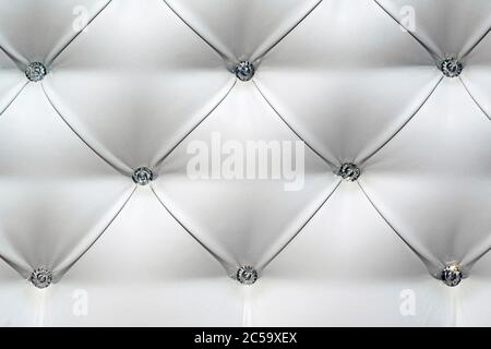 Strukturierte weiße Leder-Sofabezug mit Diamanten Stockfoto