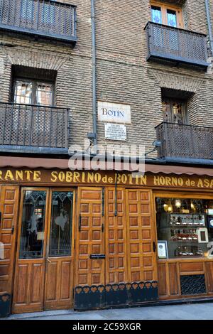 MADRID, SPANIEN - 03. MÄRZ 2014: Sobrino de Botin (Calle de los Cuchilleros, 17) - ist das älteste Restaurant der Welt (1725), wurde von einem franzosen Jean gegründet Stockfoto