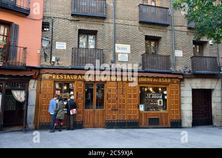 MADRID, SPANIEN - 03. MÄRZ 2014: Sobrino de Botin (Calle de los Cuchilleros, 17) - ist das älteste Restaurant der Welt (1725), wurde von einem franzosen Jean gegründet Stockfoto