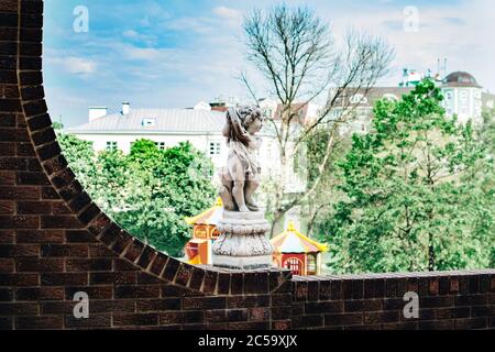 Statue eines Jungen auf einer Steinmauer Stockfoto