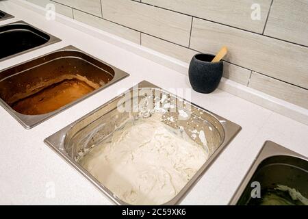 Schalen mit kosmetischem Ton im Wellness-Center Stockfoto
