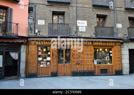 MADRID, SPANIEN - 03. MÄRZ 2014: Sobrino de Botin (Calle de los Cuchilleros, 17) - ist das älteste Restaurant der Welt (1725), wurde von einem franzosen Jean gegründet Stockfoto