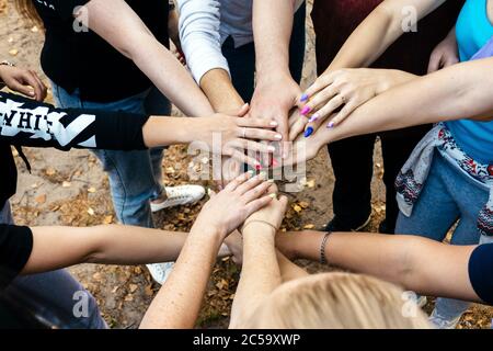 Weibliche Hände schlossen sich in einem Teamspiel in der Natur zusammen Stockfoto