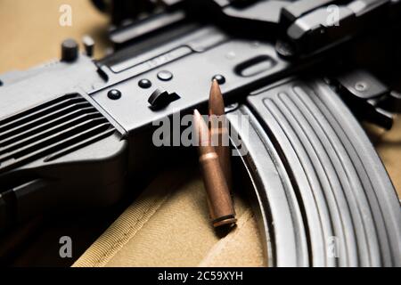 Nahaufnahme eines Kalaschnikow MKK-104 Sturmgewehrs mit Kugeln. 7,62 x 39 Stockfoto